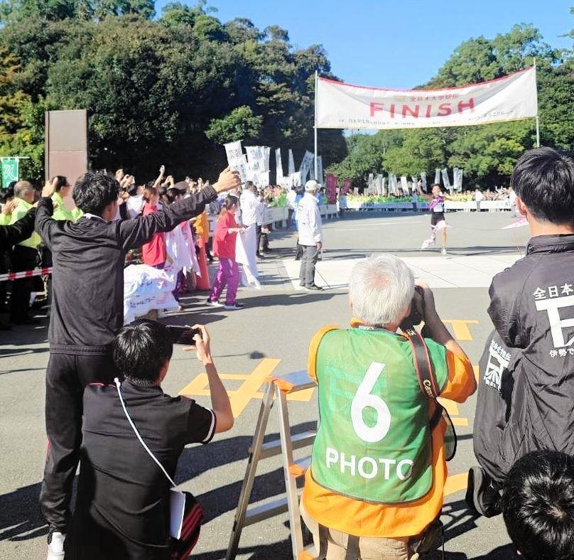 　ゴールテープを切る初優勝を飾った国学院大の上原（右奥）