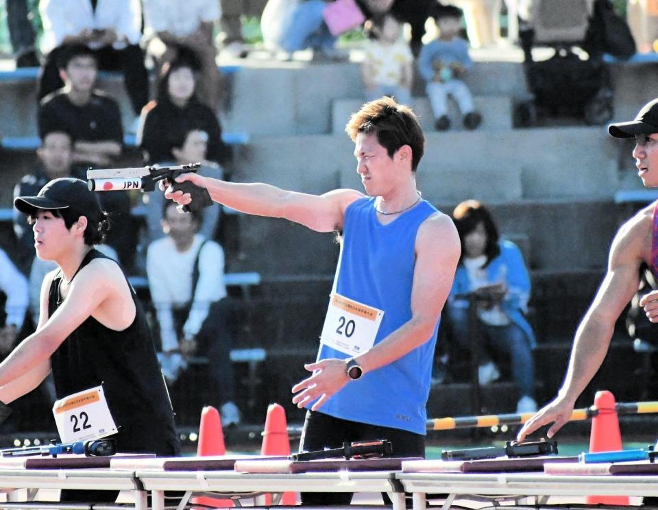 　近代五種の全日本選手権に初出場し、最終種目のレーザーランに臨む森渉（中央）