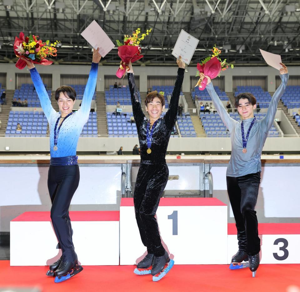 　男子の表彰式でポーズを決める（左から）２位の片伊勢武アミン、優勝の織田信成、３位の中村俊介