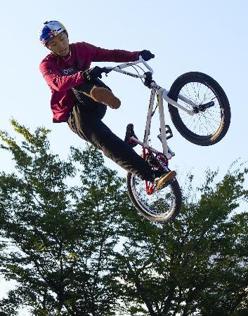 　ＢＭＸフリースタイル・パークの男子エリートクラスで６連覇を果たした中村輪夢＝岡山市