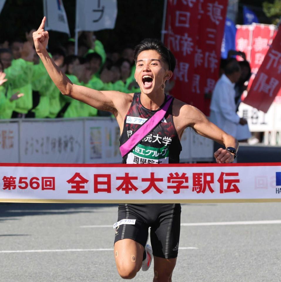 　１位でゴールする国学院大のアンカー・上原琉翔