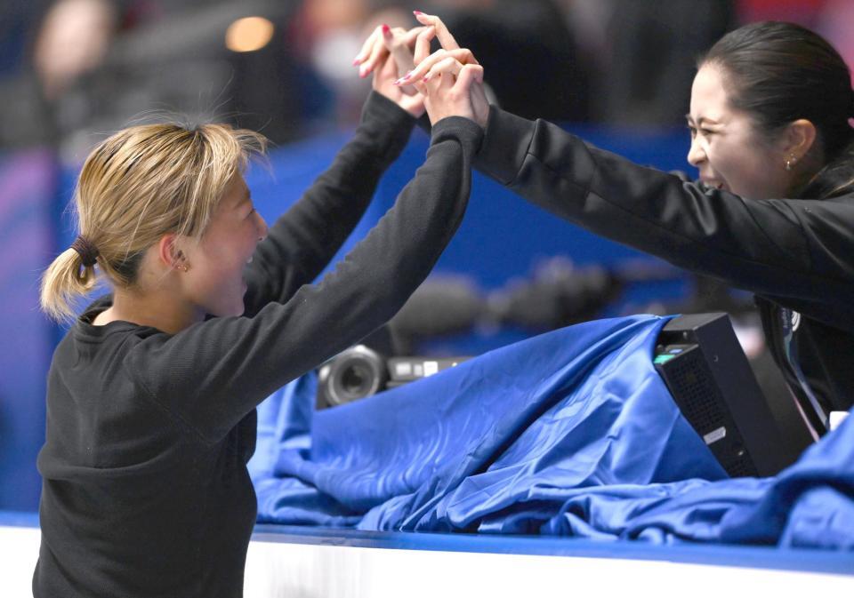 　公式練習を終えて宮原知子さん（右）と歓喜の表情を見せる坂本花織（撮影・堀内翔）