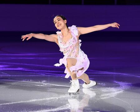 　新しいリンクで気持ちよさそうに滑る浅田真央さん（撮影・園田高夫）