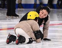 　子どもたちに優しく指導をする浅田真央さん（撮影・園田高夫）