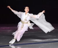 　新しいリンクで華麗な舞を披露する浅田真央さん（撮影・園田高夫）