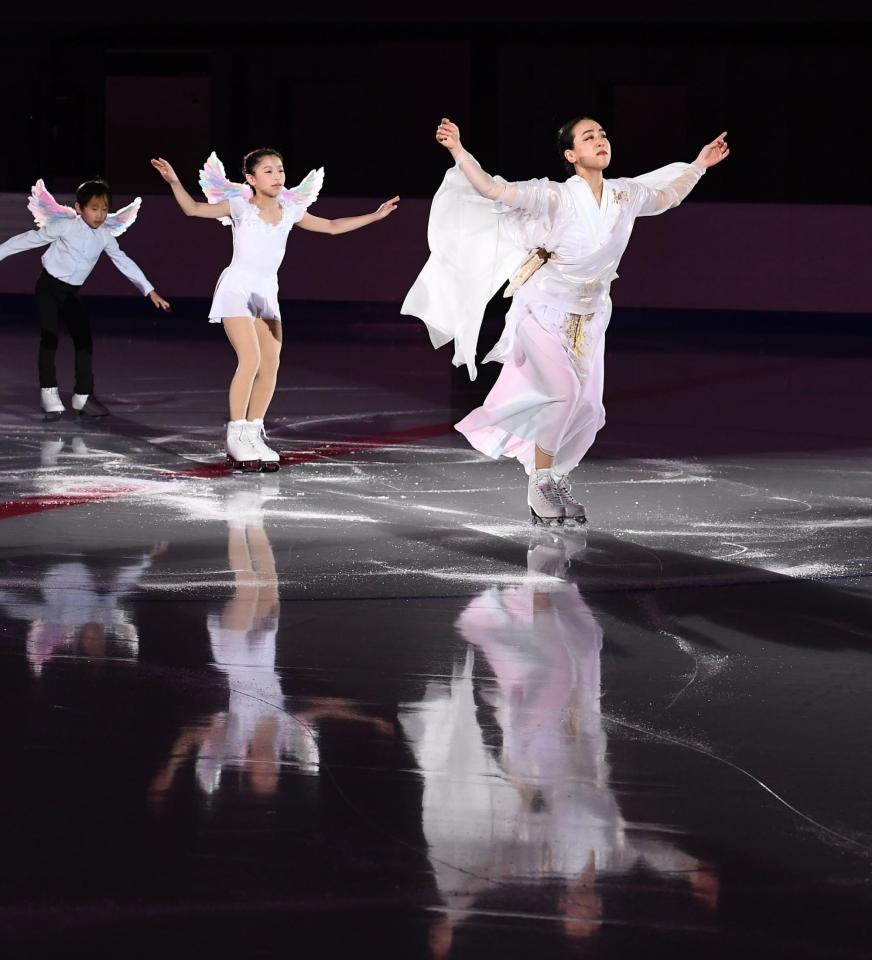 　子どもたちと華麗な舞を披露する浅田真央さん（右）＝撮影・園田高夫