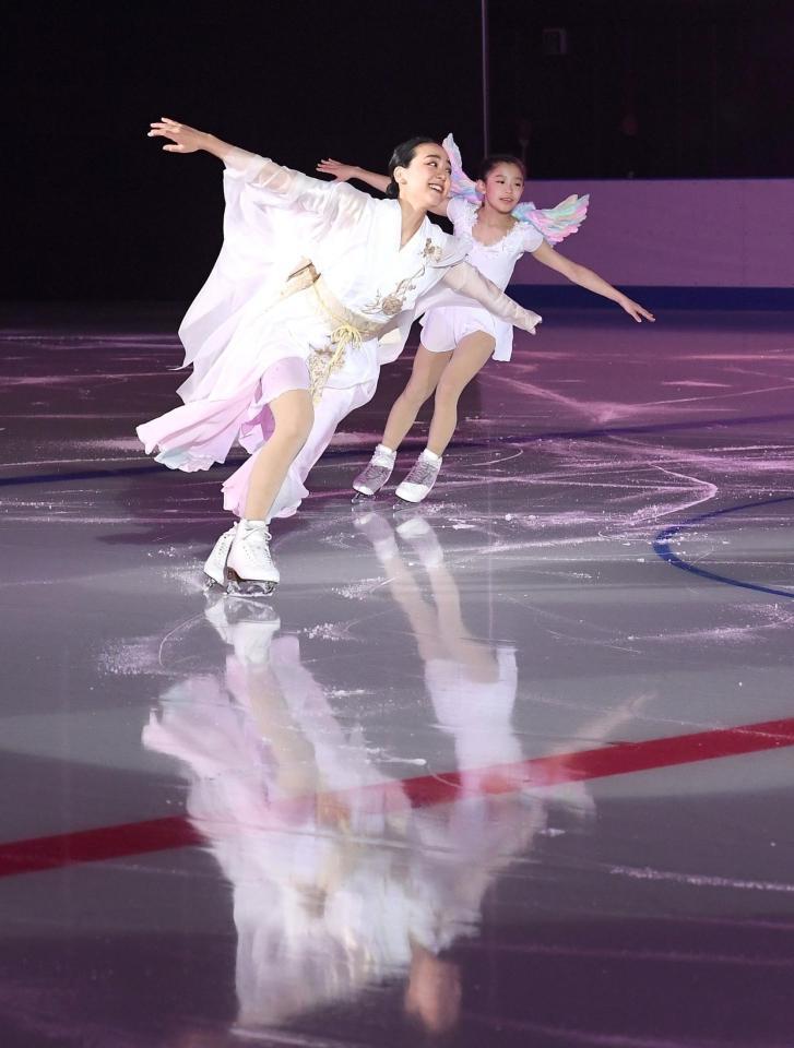 　子どもたちと楽しそうに滑る浅田真央さん（撮影・園田高夫）