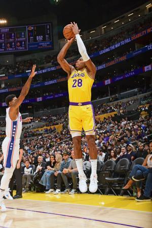 　セブンティシクサーズ戦で３点シュートを放つレーカーズの八村＝ロサンゼルス（ＮＢＡＥ・ゲッティ＝共同）