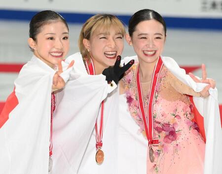 　記念撮影をする（左から）２位の千葉百音、優勝した坂本花織、３位の青木祐奈（撮影・堀内翔）