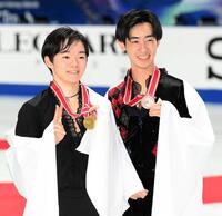 　記念撮影をする優勝した鍵山優真と３位の壷井達也（右）＝撮影・堀内翔