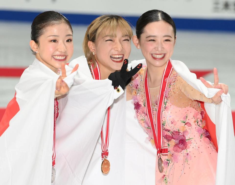 　記念撮影をする（左から）２位の千葉百音、優勝した坂本花織、３位の青木祐奈（撮影・堀内翔）