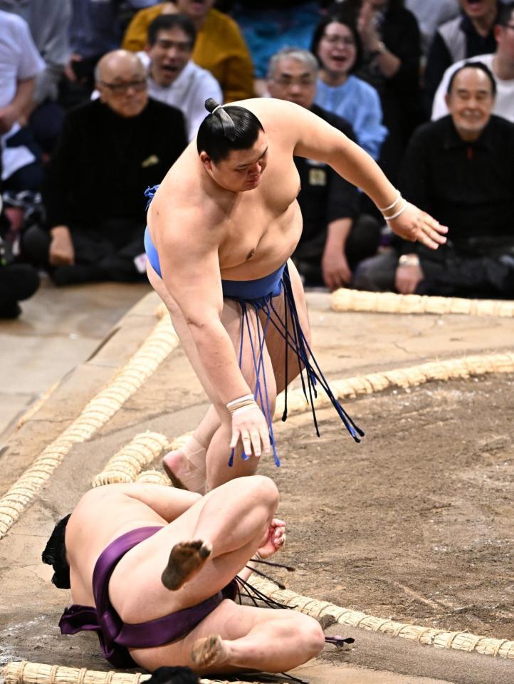 　大の里（奥）が突き落としで平戸海を下す