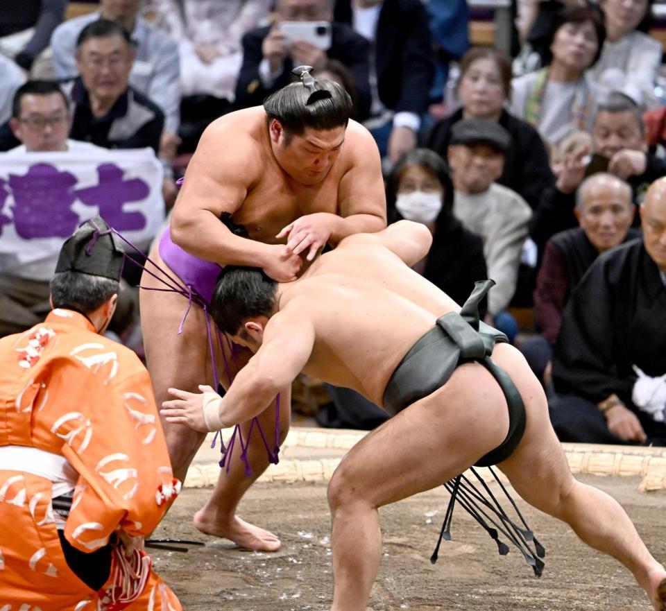 　尊富士（左）がはたき込みで朝紅龍を下す