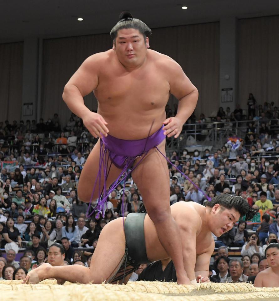 　朝紅龍（奥）をはたき込みで破った尊富士（撮影・佐藤厚）