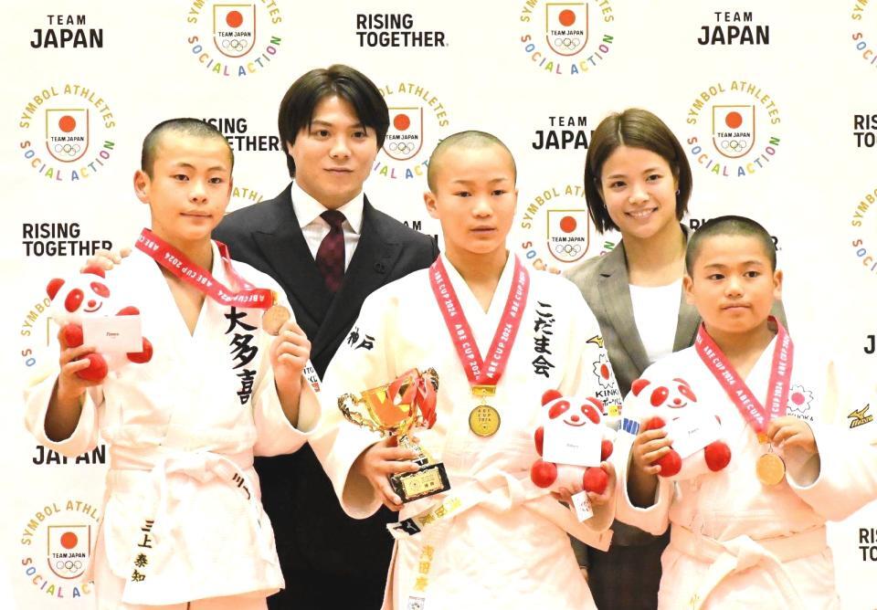 　主催イベント「ＡＢＥ　ＣＵＰ」に出席した阿部一二三（左から２人目）と詩（同４人目）。男子軽中量級を制したのは出身道場の後輩の浅田慶くん（中央）