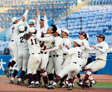 　優勝し喜ぶ早大ナイン＝神宮