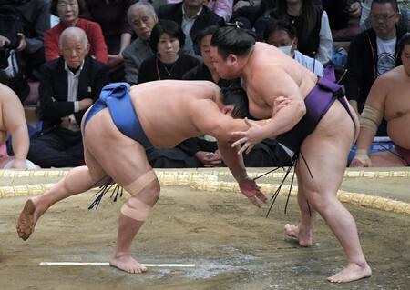 　美ノ海（右）を押し出しで破った若隆景（撮影・佐藤厚）