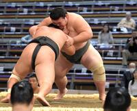 　前相撲で出野（左）に勝利した岡田（撮影・佐藤厚）