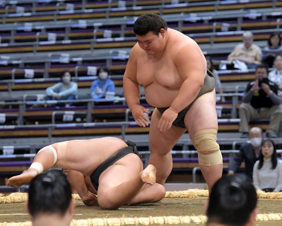 　前相撲で出野（左）に勝利した岡田（撮影・佐藤厚）