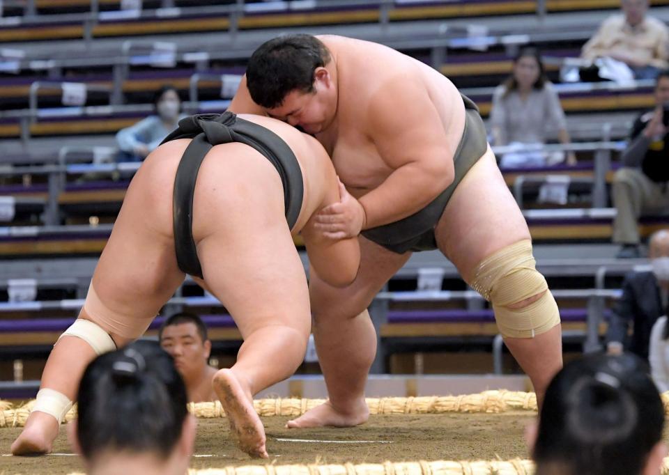 　前相撲で出野（左）に勝利した岡田（撮影・佐藤厚）