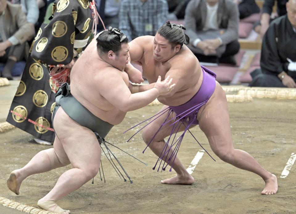 　尊富士（右）が押し出しで武将山を下す