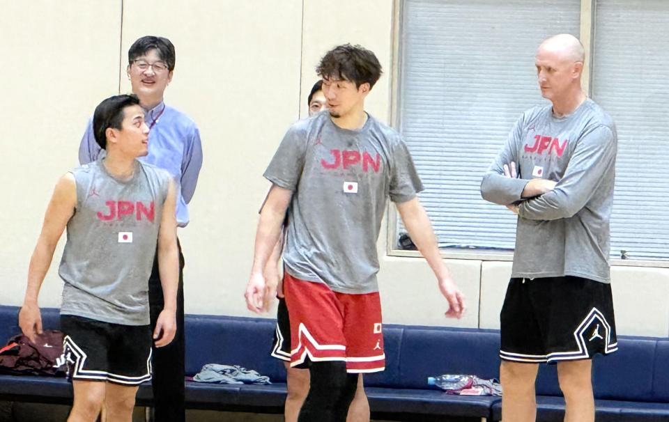 　合宿を公開したバスケ男子代表の（左から）富樫勇樹、比江島慎、トム・ホーバス監督