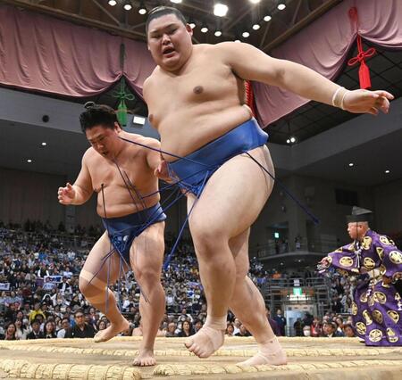 　若隆景（左）は押し出しで大の里を破る