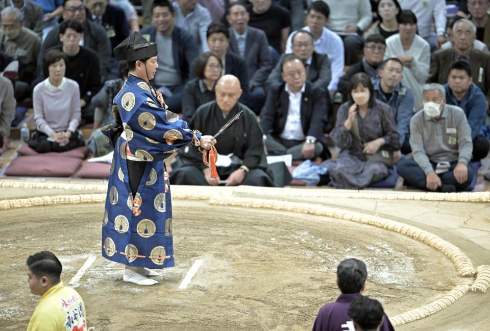 　琴勝峰を破った御嶽海が搬送されたため、誰もいない土俵で勝ち名乗りが上げられた