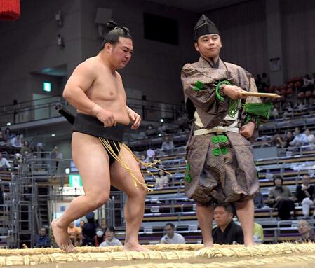 　優力勝を下手投げで破り、勝ち越しを決めた炎鵬（撮影・佐藤厚）