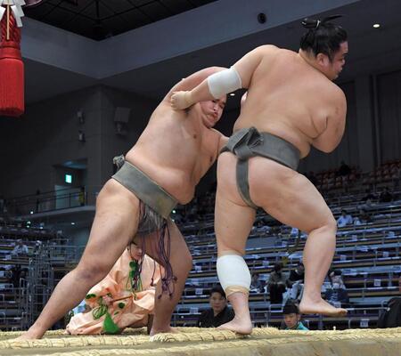 　飛驒野（右）を押し倒しで破った朝阪神（撮影・佐藤厚）