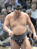 　阿炎に敗れ、厳しい表情を見せる豊昇龍