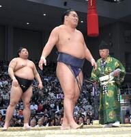 　阿炎（左）に引き落としで敗れ悔しがる豊昇龍（撮影・佐藤厚）