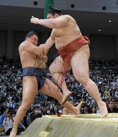 　熱海富士（右）の勇み足で６連勝の豊昇龍（撮影・佐藤厚）　