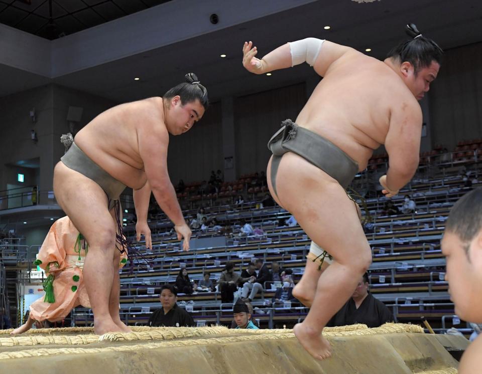 　飛驒野（右）を押し倒しで破った朝阪神（撮影・佐藤厚）