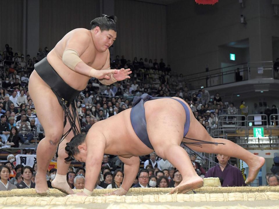 　豊昇龍（右）を引き落としで破った阿炎（撮影・佐藤厚）