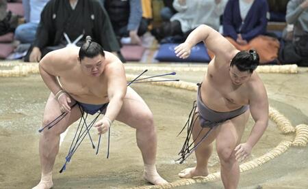 　大の里（左）が押し出しで翔猿を下す