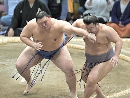 　大の里（左）が押し出しで翔猿を下す