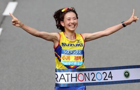 　女子優勝のゴールテープを切る小川那月