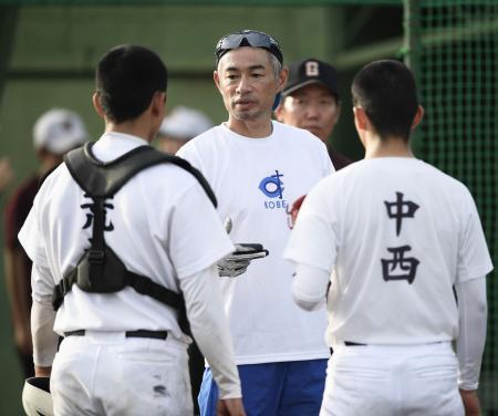 　岐阜高野球部を指導し、質問に答えるイチローさん＝岐阜市