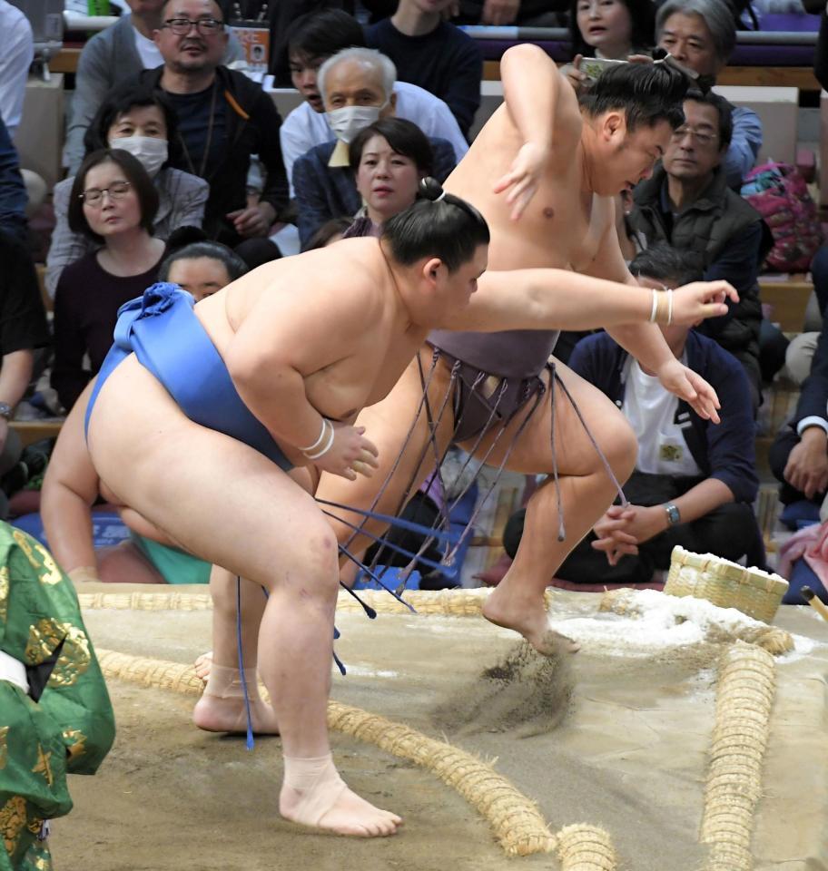 　翔猿（右）を押し出しで下した大の里（撮影・佐藤厚）