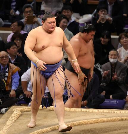 　寄り切りで若元春（右）を下し、２敗を守った大の里（撮影・坂部計介）