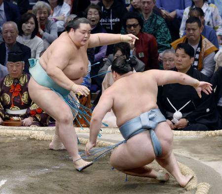 　欧勝馬（右）を押し倒しで下した琴桜＝福岡国際センター