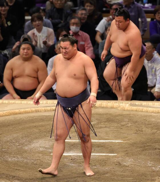 　上手投げで美ノ海（右）を下した豊昇龍（撮影・坂部計介）