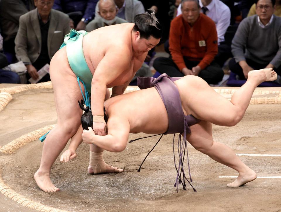 　引き落としで翔猿を下した琴桜（撮影・坂部計介）