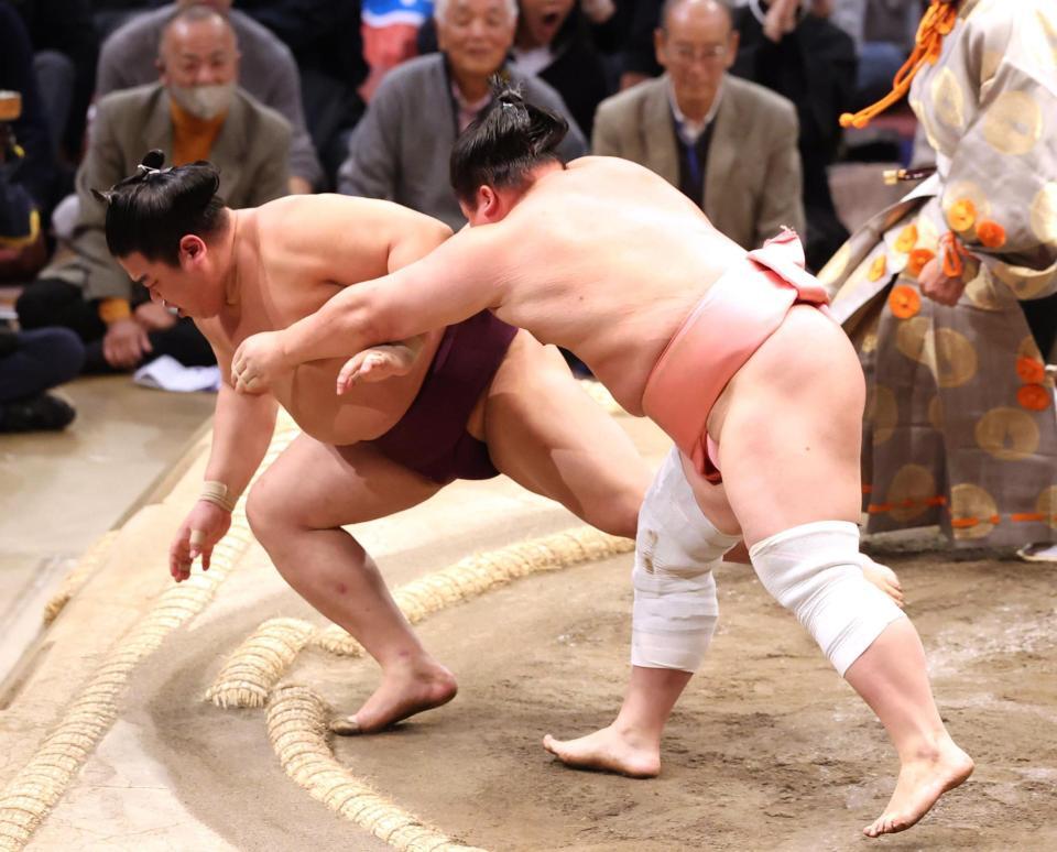 宇良（右）は押し倒しで平戸海を破る