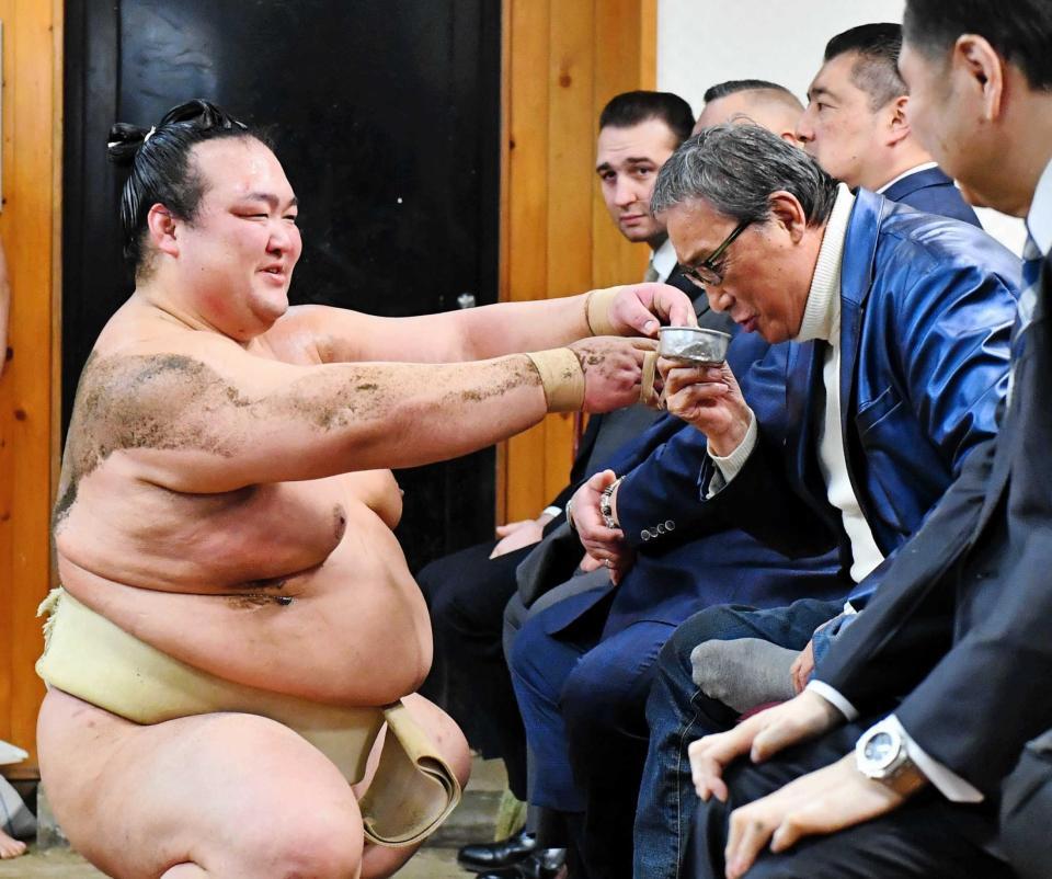 　北の富士さんに水を付ける稀勢の里（左）＝２０１９年