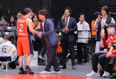 　試合後、柔道金メダリストの阿部一二三（中央）と握手する富樫勇樹（左）。右奥はレスリング金メダリストの鏡優翔（撮影・吉澤敬太）