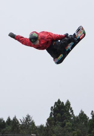 　練習を公開したスノーボード男子の長谷川帝勝＝２２日、富山県立山町