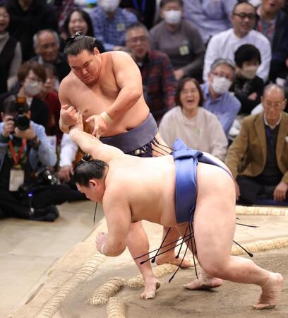 　豊昇龍（奥）がとったりで大の里を破る