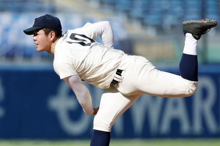 　東海大札幌戦に先発し、好投した広島商・徳永＝神宮